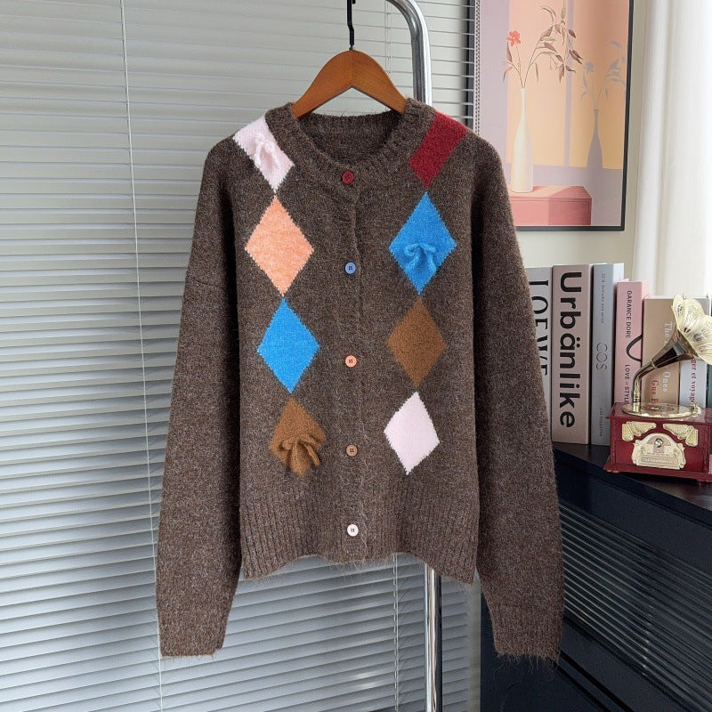 Contrasting diamond patterned sweater