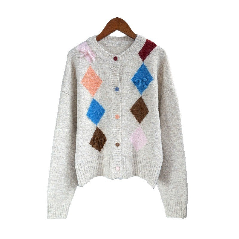 Contrasting diamond patterned sweater